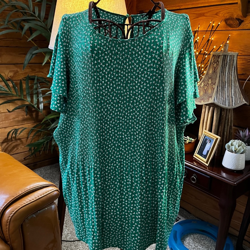 Adrianna Papell 3x(60”B x 30”L) Green Printed Short-Sleeve Blouse Runs big